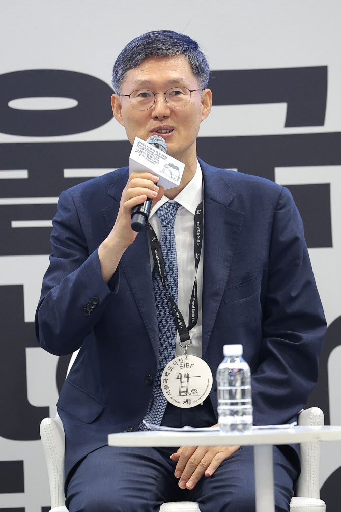 문형배 전 헌법재판관이 22일 서울 강남구 코엑스에서 열린 ‘2025 서울국제도서전’ 북토크 ‘어른 김장하의 씨앗’에 참석해 발언하고 있다. (사진=연합뉴스)