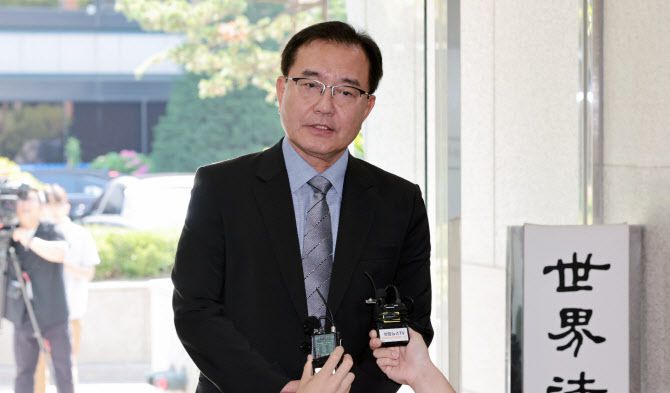 순직 해병 수사 방해 의혹 사건을 수사하는 이명현 특별검사가 23일 서울 서초구 사무실로 출근하며 취재진 질문에 답하고 있다. (사진=연합뉴스)