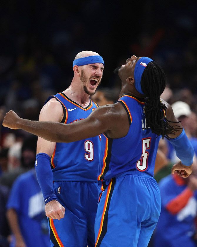 오클라호마시티 선더의 사상 첫 NBA 챔프전 우승이 확정되자 알렉스 카루소(왼쪽)와 루겐츠 도트가 몸을 부딪히며 기뻐하고 있다. 사진=AFPBBNews