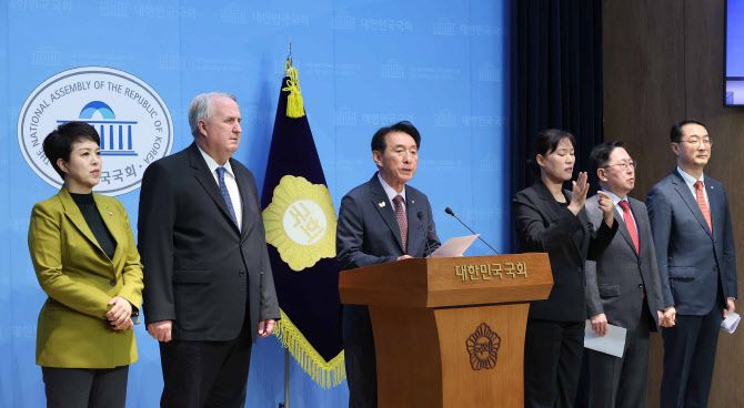 국민의힘 외교통일위원회 위원들이 23일 서울 여의도 국회 소통관에서 “중동발 리스크 대응할 기회인 나토 정상회의 불참은 잘못된 결정”이라며 성명서를 발표하고 있다. (사진=연합뉴스)