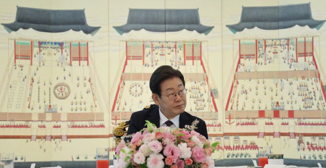 이재명 대통령이 22일 한남동 관저에서 열린 여야 지도부와 오찬에서 김용태 국민의힘 비상대책위원장의 발언을 듣고 있다. (사진=대통령실통신사진기자단)