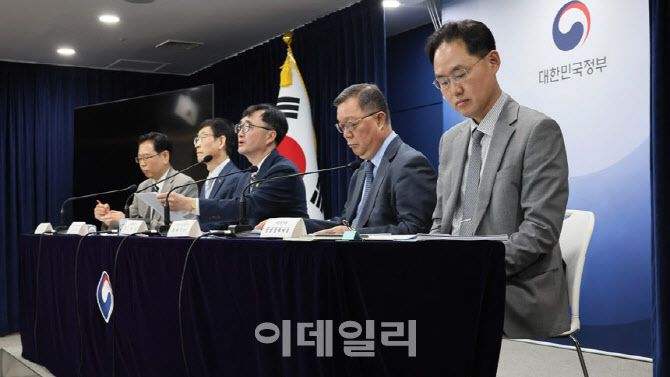 임기근 기획재정부 2차관(가운데)이 지난 20일 정부서울청사에서 2024년도 공공기관 경영평가 결과를 브리핑하고 있다.(사진=기재부)