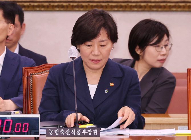 장관 인선에서 유임된 송미령 농림축산식품부 장관이 23일 국회에서 열린 농림축산식품해양수산위원회 전체회의에 참석해 있다. (사진=연합뉴스)