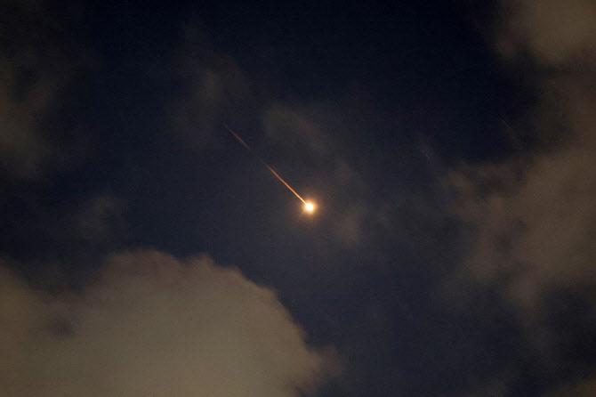 지난 21일(현지시간) 이스라엘 해안도시 네타냐 상공에 이란이 발사한 미사일 궤적이 포착되고 있다. (사진=AFP)