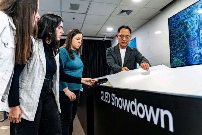 브라질 상파울루 ‘2025 중남미 VD 세미나’에서 참석자들이 Real QD 강점 전시를 살펴보고 있다. (사진=삼성전자)