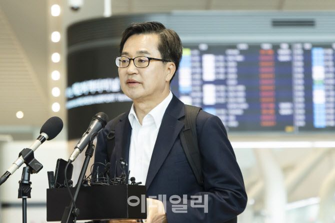 지난 4월 9일 오전 김동연 경기도지사가 인천국제공항에서 미국 미시간주 출국 언론 브리핑을 하고 있다. 김 지사는 이날 대선 출마와 동시에 트럼프 행정부 관세 대응을 위해 미국행 비행기에 몸을 싣었다.(사진=경기도)