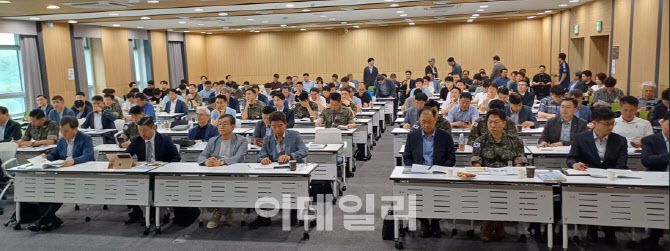 24일 경기도 판교 제2테크노밸리 기업지원 허브에서 열린 ‘2025 군집 드론의 시대, 위협 분석과 대응’ 세미나에는 150여명이 참석했다. (사진=육군협회)