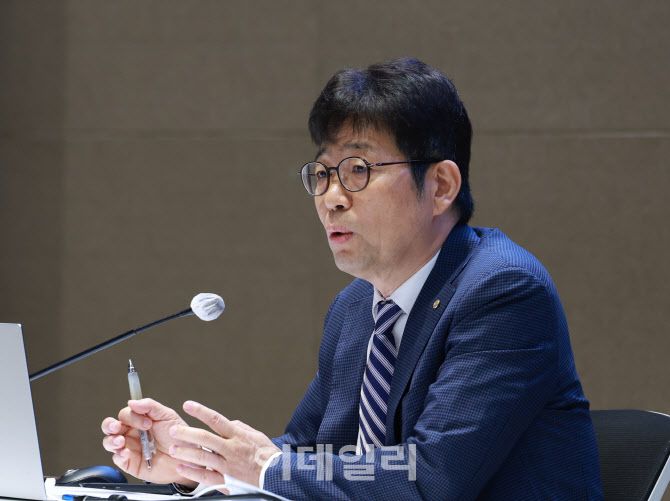 유상대 한국은행 부총재가 24일 한은에서 열린 기자간담회에서 발표를 하고 있다. (사진=한국은행)