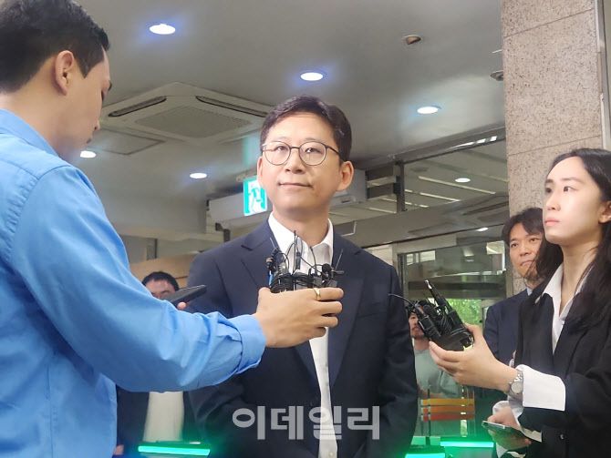 배경훈 과기정통부 장관 후보자가 24일 서울 종로구 광화문우체국에 마련된 인사청문 준비 집무실로 첫 출근했다. 사진은 기자들과 질의응답을 진행하는 모습(사진=최연두 기자)