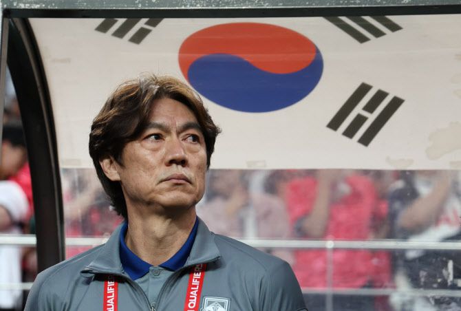 지난 10일 서울월드컵경기장에서 열린 2026 북중미 월드컵 아시아 3차 예선 최종전 한국과 쿠웨이트의 경기. 홍명보 한국 감독이 경기 시작을 기다리고 있다. 사진=연합뉴스
