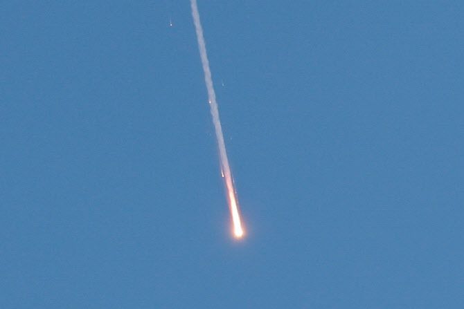 24일 이란과 이스라엘 충돌 속에서 이란에서 이스라엘을 향해 발사된 미사일이 이스라엘이 점령한 서안지구 투바사에서 목격됐다.(사진=로이터)