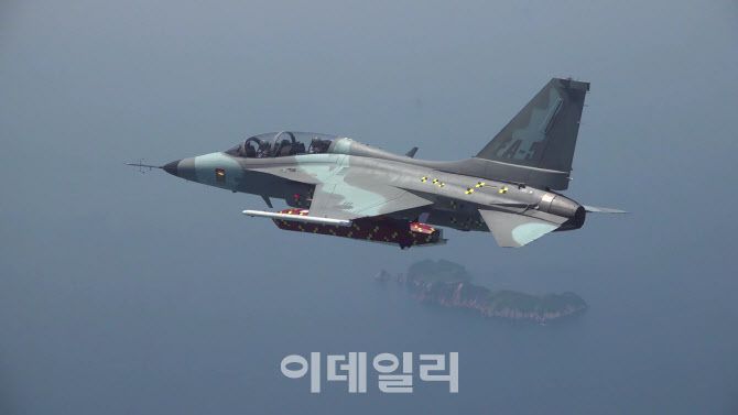 FA-50 항공기가 장거리 공대지 유도탄 안전분리 비행시험을 위해 임무 공역으로 이동하고 있다. (사진=방위사업청)