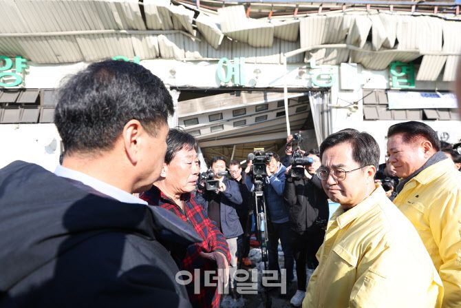 지난해 11월 29일, 전날 내린 폭설로 붕괴된 안양시농수산물도매시장을 찾은 김동연 경기도지사가 최대호 안양시장과 함께 피해상황을 점검하고 있다.(사진=경기도)