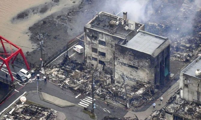 지난 2024년 1월 일본 이시카와현 와지마의 지진으로 타버린 건물에서 연기가 피어오르고 있다.(사진=AP/뉴시스)