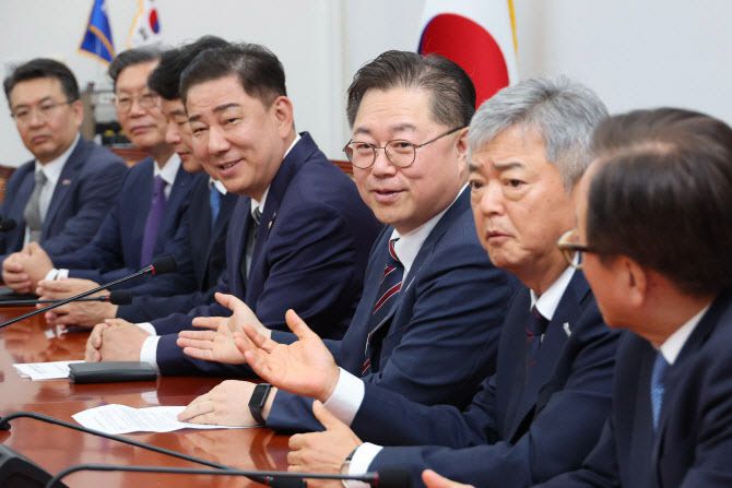 더불어민주당 김병기 당대표 직무대행 겸 원내대표와 문진석 원내운영수석부대표가 25일 서울 여의도 국회에서 경제6단체 부회장단과 면담하고 있다. 왼쪽부터 오기웅 중소기업중앙회 상근부회장, 김창범 한국경제인협회 상근부회장, 문진석 원내운영수석부대표, 김병기 원내대표, 박일준 대한상공회의소 상근부회장, 이인호 한국무역협회 상근부회장, 이동근 한국경영자총협회 상근부회장. (사진=연합뉴스)