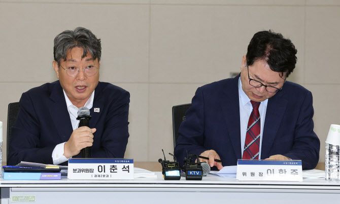 국정기획위원회 이춘석 경제2분과 위원장(왼쪽)이 19일 정부세종컨벤션센터에서 열린 산업통상자원부 업무보고에서 발언하고 있다. 오른쪽은 이한주 국정기획위원회 위원장.(사진=연합뉴스)