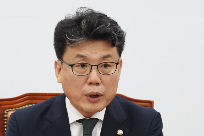 진성준 더불어민주당 정책위의장이 26일 국회에서 열린 기자간담회에서 발언을 하고 있다. (사진=뉴스1)