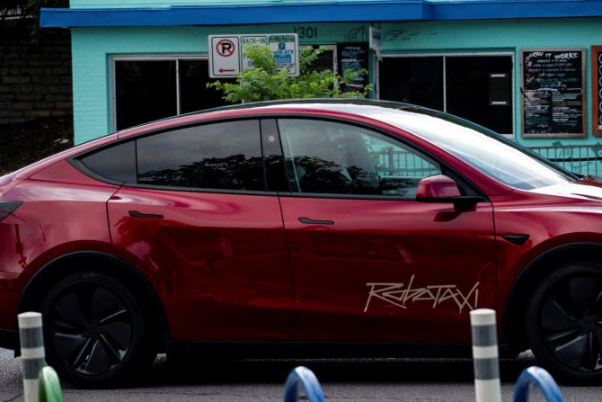 테슬라의 로보택시가 22일(현지시간) 텍사스 오스틴에서 승객을 태우지 않은 채 주행하고 있다. (사진=로이터)