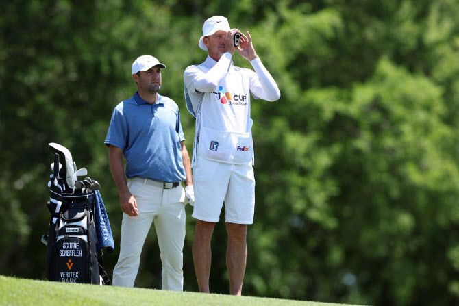 PGA 투어 더 CJ컵 바이런 넬슨에서 거리 측정기를 사용하는 스코티 셰플러의 캐디.(사진=AFPBBNews)