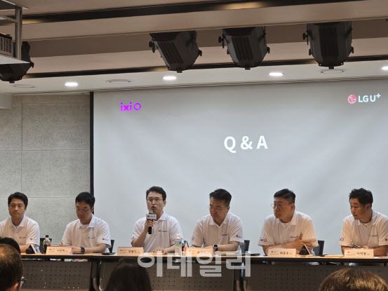 LGU+가 26일 LG서울역빌딩에서 ‘보안 기술 설명회’를 개최하고 Q&A를 하고 있다.(좌측부터)한영섭 AI테크랩장, 이진혁 익시오개발테스크장(상무), 전병기 LGU+ AX기술그룹장, 홍관희 정보보안센터 전무, 최윤호 AI Agent추진그룹장(상무),이석영 모바일Agent트라이브 담당(사진=윤정훈 기자)