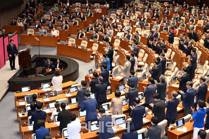 이재명 대통령이 26일 국회 본회의장에서 추가경정예산안 시정연설을 하기 위해 발언대로 향하고 있다. 더불어민주당 의원들이 기립해 박수치는데 반해 국민의힘 의원들은 자리에 앉아 있다.(사진=이데일리)