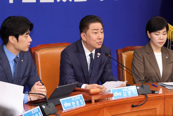 더불어민주당 김병기 당대표 직무대행 겸 원내대표가 27일 서울 여의도 국회에서 열린 최고위원회의에서 발언하고 있다.(사진=연합뉴스)