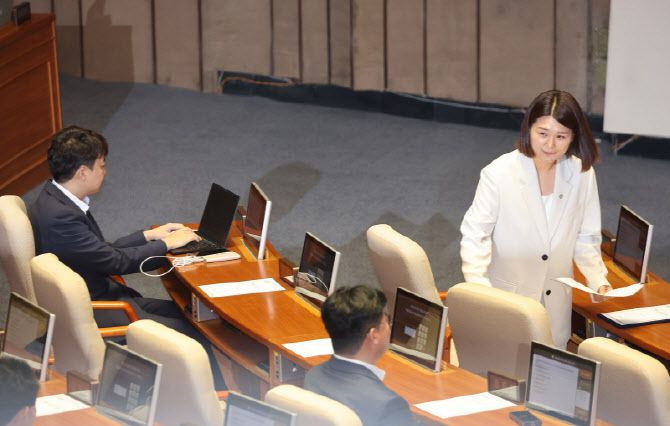 손솔 진보당 의원이 27일 국회 본회의에서 인사말을 마친뒤 자리로 향하고 있다. 왼쪽은 개혁신당 이준석 의원. (사진=연합뉴스)