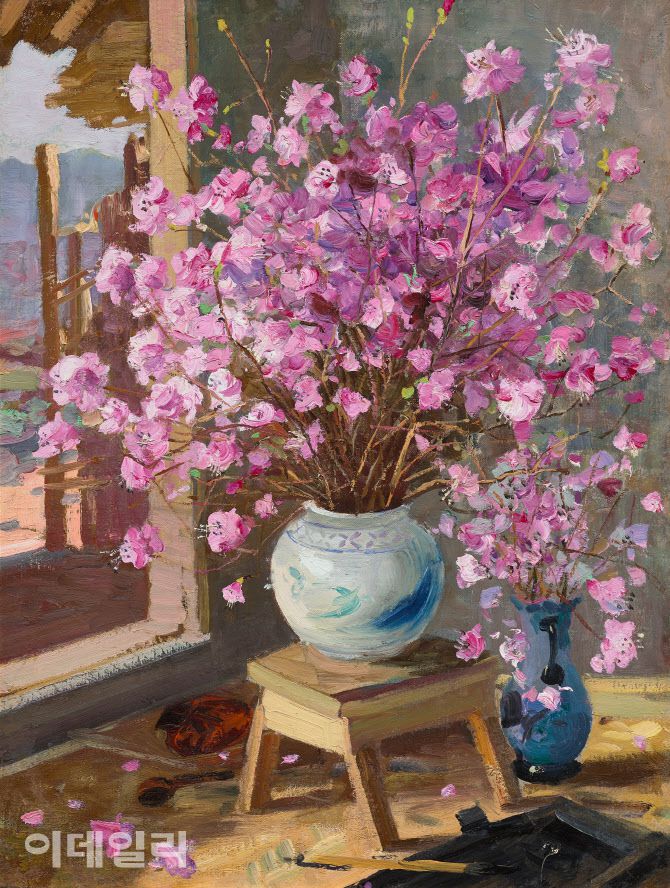 변월룡의 ‘진달래’(1954). 북한에 파견됐을 때 그린 정물화다. 소련에선 볼 수 없었던 진달래꽃에 대한 애정을 묻혀냈다. 수십 송이를 채운 수수한 도자기 화병들이 문지방 너머 보이는 마루·처마와 어우러져 옛 정취를 풍긴다. 화병들 곁에 놓인 벼루와 붓은 의도한 ‘조선적인 것’으로 보인다. 캔버스에 유화 물감, 78×59㎝. 국립현대미술관 소장.