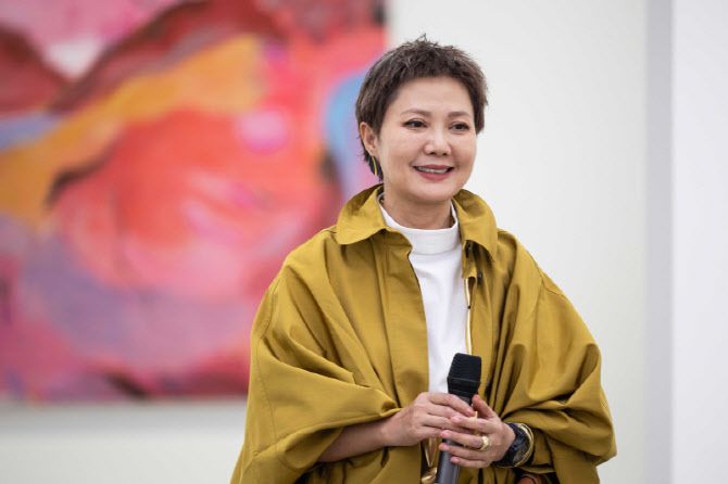 화이트 큐브 서울 간담회 중인 아티스트 저우 리(Zhou Li) (사진=화이트 큐브 서울 Photo by Jun Lee)