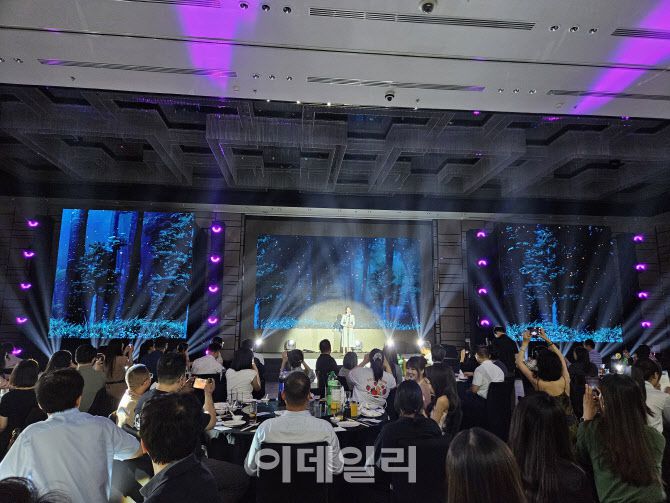 27일 중국 베이징 르네상스호텔에서 열린 ‘2025 상반기 한중 우호의 밤’ 행사에서 한 중국인이 공연하고 있다. (사진=이데일리 이명철 특파원)