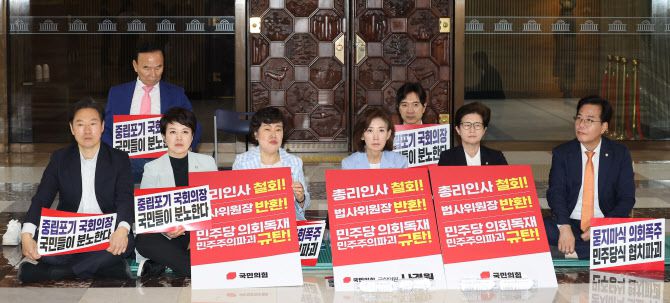 국민의힘 송언석 원내대표(맨오른쪽)가 27일 국회 로텐더홀에서 김민석 국무총리 후보자의 지명 철회, 법제사법위원장 반환을 촉구하며 농성을 하고 있는 국민의힘 의원들과 만나고 있다. (사진 = 연합뉴스)