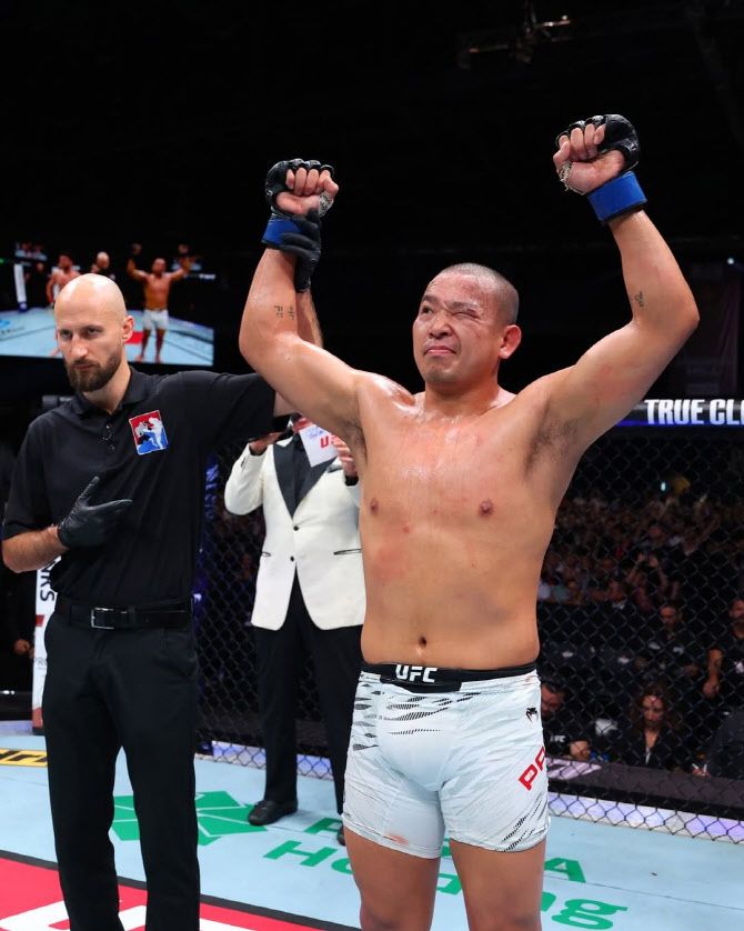 한쪽 눈이 부상을 입은 상황에서도 투혼을 발휘해 UFC 아홉번째 승리를 따낸 ‘아이언터틀’ 박준용. 사진=UFC