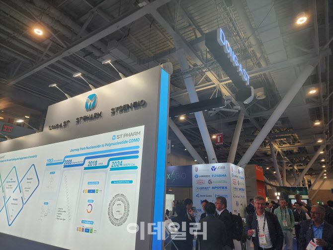 바이오USA에 마련된 동아쏘시오홀딩스 계열사 통합 부스에 외국인들이 모인 모습 (사진=김승권 기자)