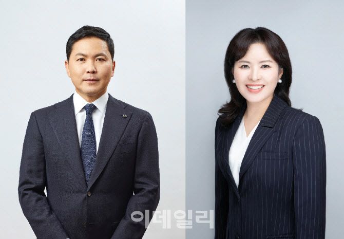 윤상현(왼쪽) 콜마그룹 부회장, 윤여원 콜마비앤에이치 대표이사.(사진=콜마홀딩스)