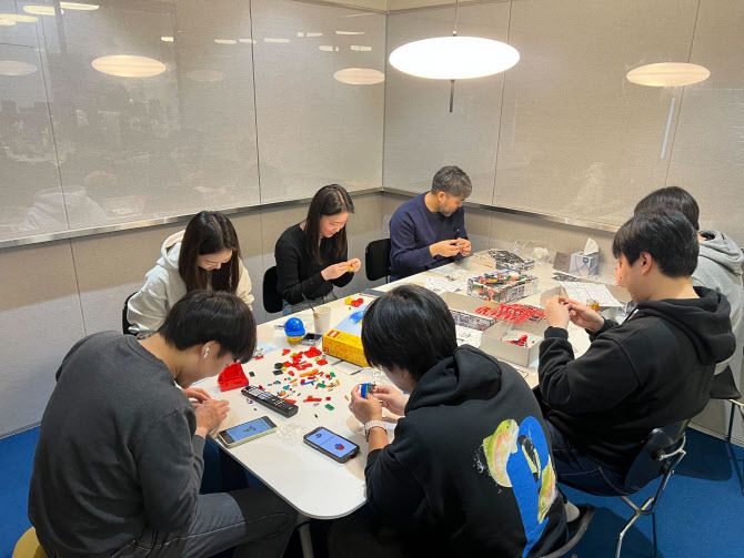 가우디오랩 직원들이 사내 단체활동인 BoF 행사를 통해 레고를 조립하고 있다. (사진=가우디오랩)