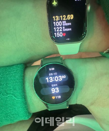 위는 애플워치10, 아래는 갤럭시워치7(사진=윤정훈 기자)