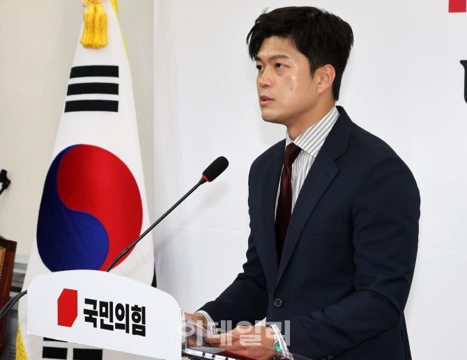 [이데일리 방인권 기자] 김용태 국민의힘 비상대책위원장이 13일 오전 서울 여의도 국회에서 수원지법 대북송금재판 관련 현안 입장발표 기자회견을 하고 있다.
