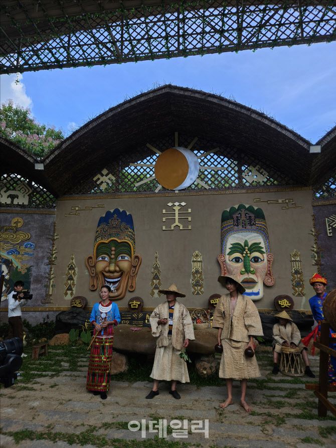 중국 하이난성 바오팅의 리족·묘적 전통문화 마을에서 현지 주민들이 공연하고 있다. (사진=이데일리 이명철 특파원)