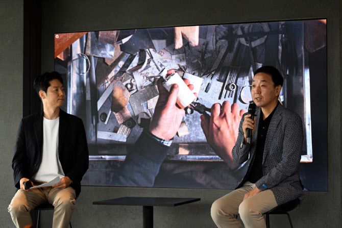 문정균 제네시스공간경험실 실장(왼쪽)과 조성호 작가가 ‘제네시스 청주’ 미디어 투어에서 대화하고 있다. (사진=제네시스)