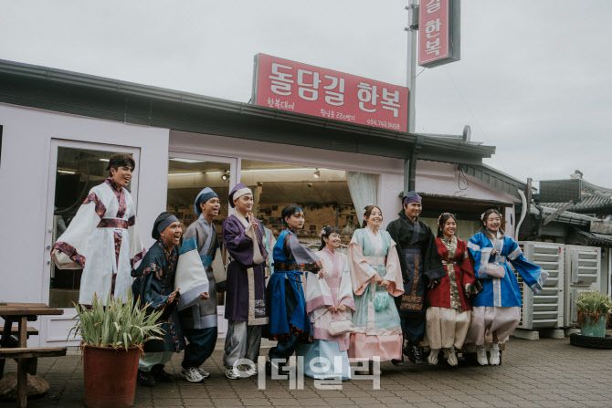 경주 신라 의복 체험 중인 필리핀 인플루언서단 (사진=한국관광공사)