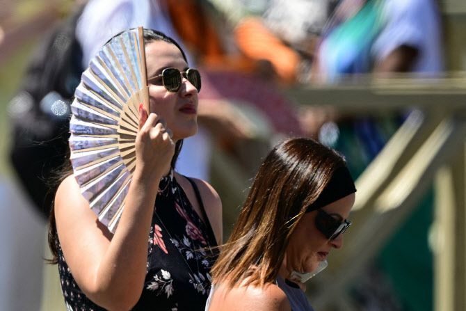 29일(현지시간) 바티칸에서 더위 속에서 교황 레오 14세의 연설을 지켜보는 사람들. (사진=AFP)