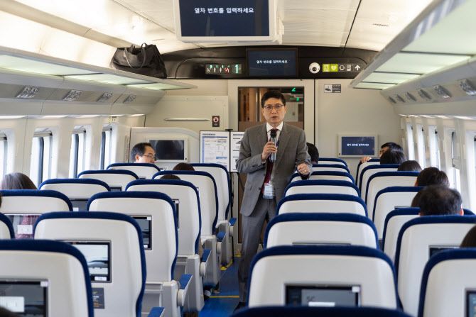 김정훈 현대로템 레일솔루션사업본부 본부장(전무)가 ‘2세대 KTX-이음(EMU-260)’에 대해 설명하고 있다. (사진=현대로템)