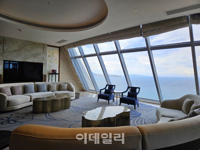 중국 하이난성 싼야시의 아틀란티스 싼야의 최고층 스위트룸 내부 전경. (사진=이데일리 이명철 특파원)