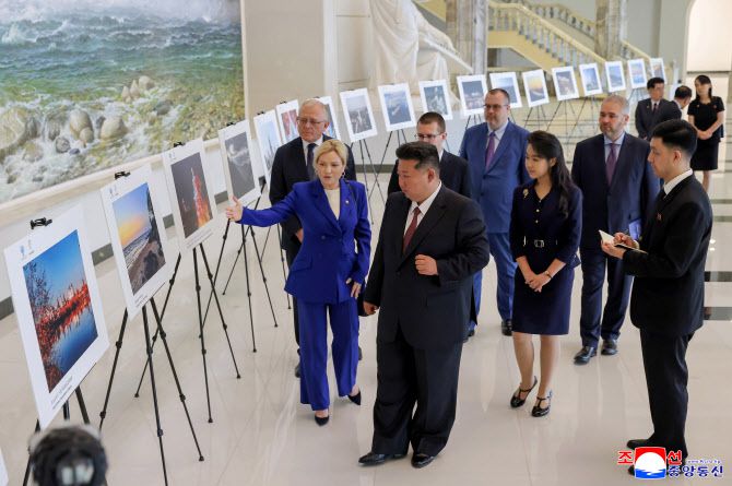 김정은 북한 국무위원장이 지난 29일 당 중앙위원회 본부청사에서 올가 류비모바 러시아 문화부 장관을 접견하고 공연을 관람했다고 조선중앙통신이 30일 보도했다. [조선중앙통신=연합뉴스]