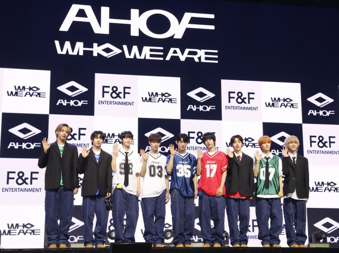 그룹 아홉(AHOF)이 1일 서울 광진구 예스24라이브홀에서 열린 첫 미니앨범 ‘후 위 아’(WHO WE ARE) 데뷔 쇼케이스에서 포즈를 취하고 있다.(사진=연합뉴스)