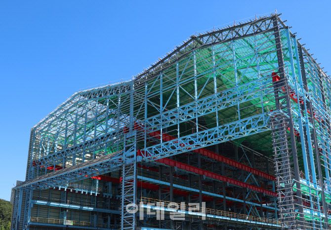 지난 27일 한화오션 거제조선소 특수선사업부 내에 제4공장 건설이 진행 중이다. (사진=한화오션)