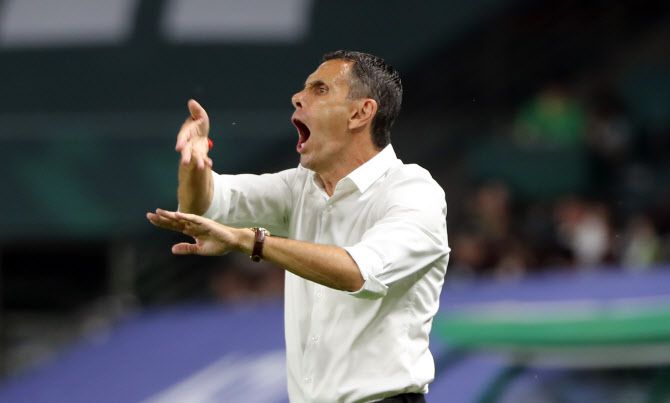 전북현대 거스 포옛 감독이 선수들에게 지시를 하고 있다. 사진=연합뉴스