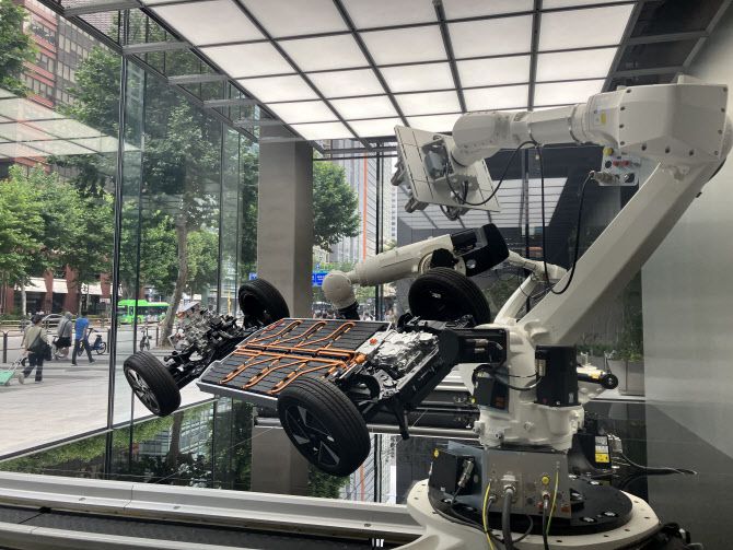 현대차·기아 ‘UX 스튜디오 서울’에 전시된 현대차그룹 전기차 플랫폼 ‘G-EMP’ 기반 차량 제조 시뮬레이션 로봇 (사진=정병묵 기자)