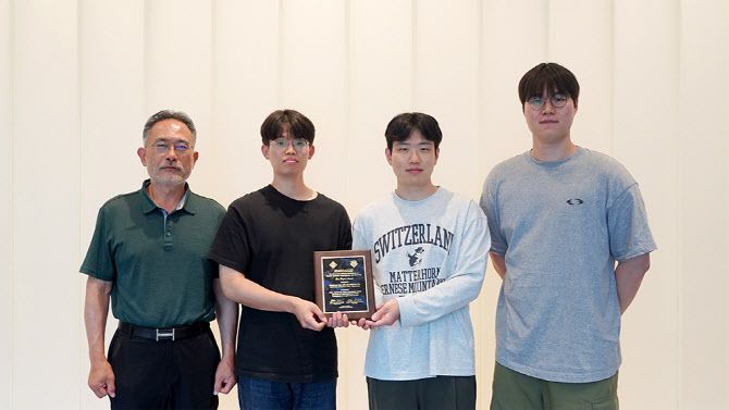 (왼쪽부터) 연세대 차호정 교수, 정찬영 연구원, 이제호 연구원, 김건중 연구원