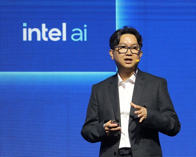 정우석 SK하이닉스 부사장이 을 주제로 발표하고 있다.